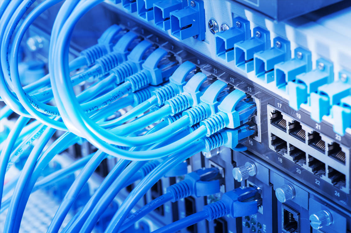 Switch de rede com cabos azuis conectados